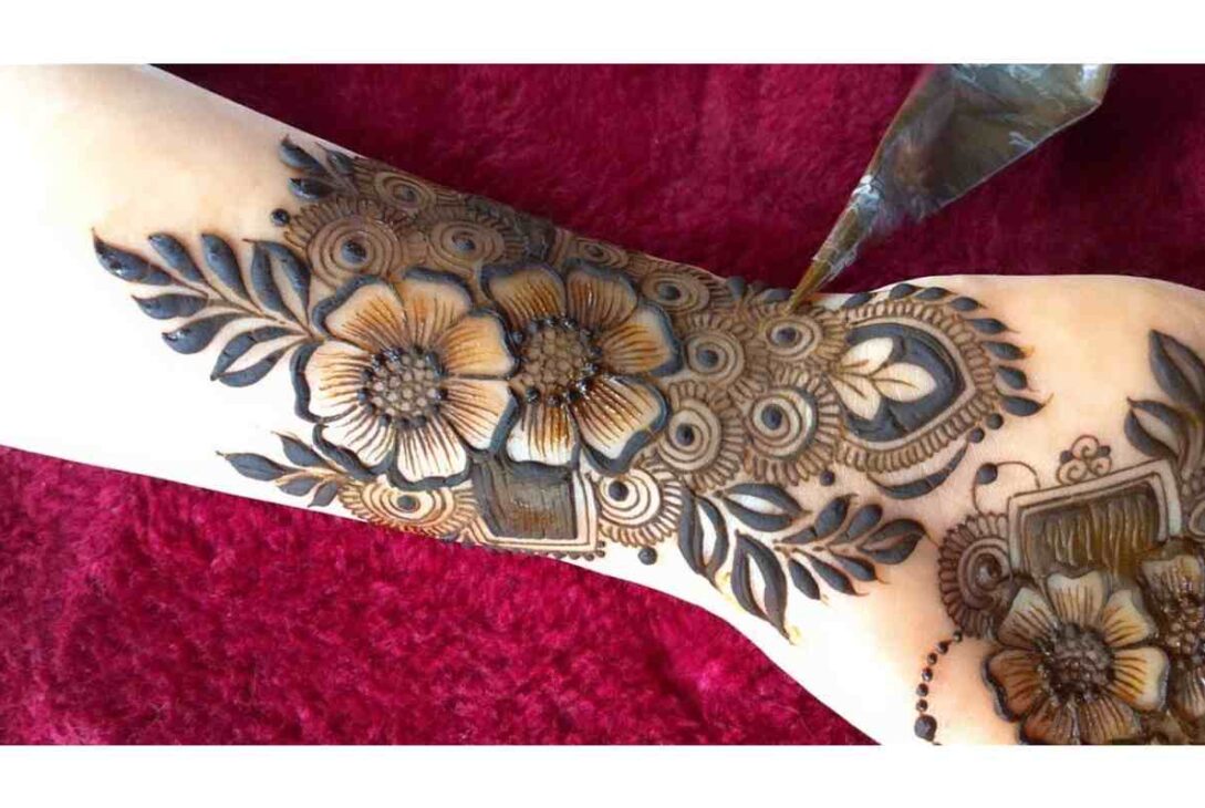 Stylish Simple Mehndi Designs for Front Hands